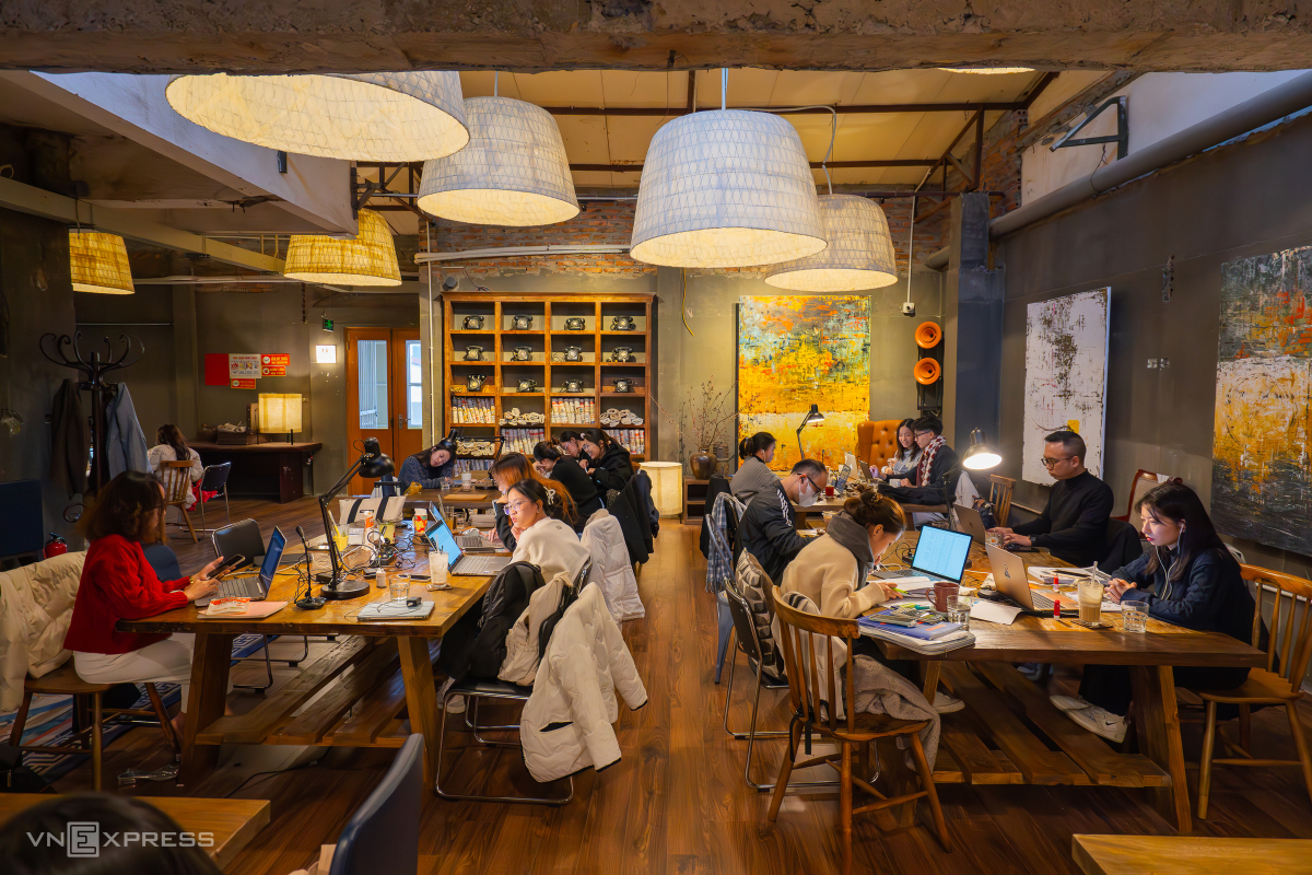 Quán cà phê trang trí ba tấn sách ở Hà Nội